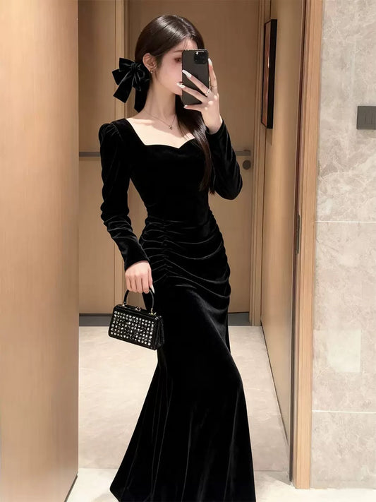 French Hepburn‑style black velvet evening dress✨
