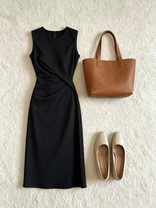 Hepburn‑style sleeveless black dress