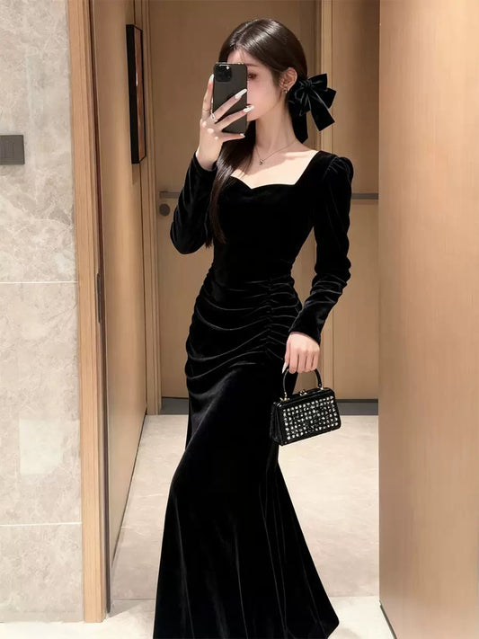 French Hepburn‑style black velvet evening dress✨