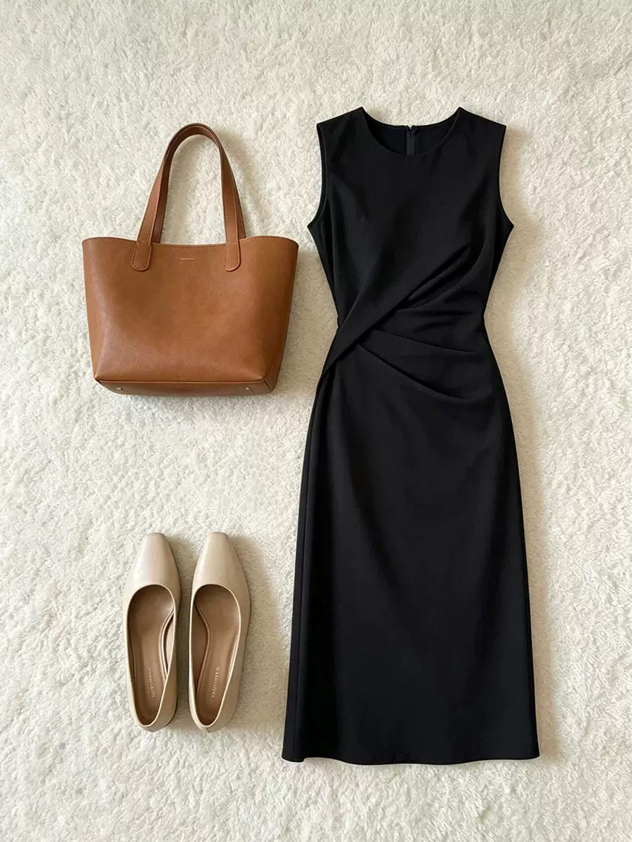 Hepburn‑style sleeveless black dress