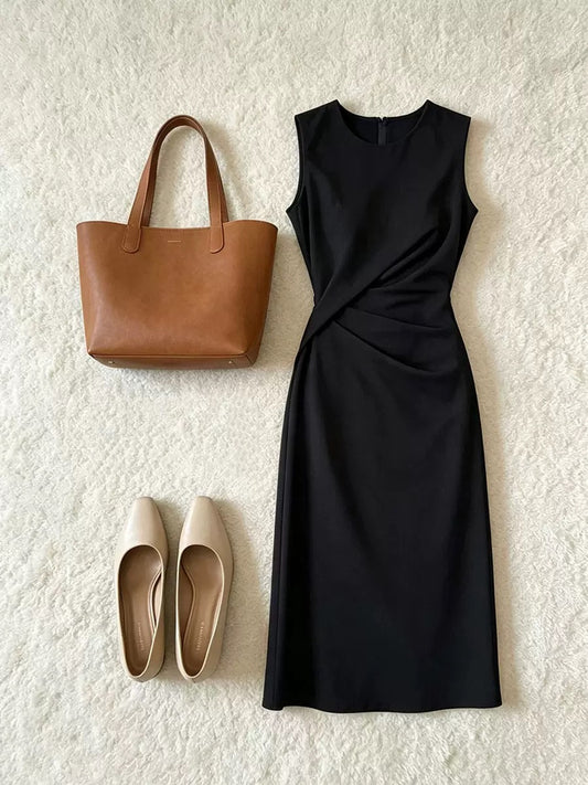 Hepburn‑style sleeveless black dress